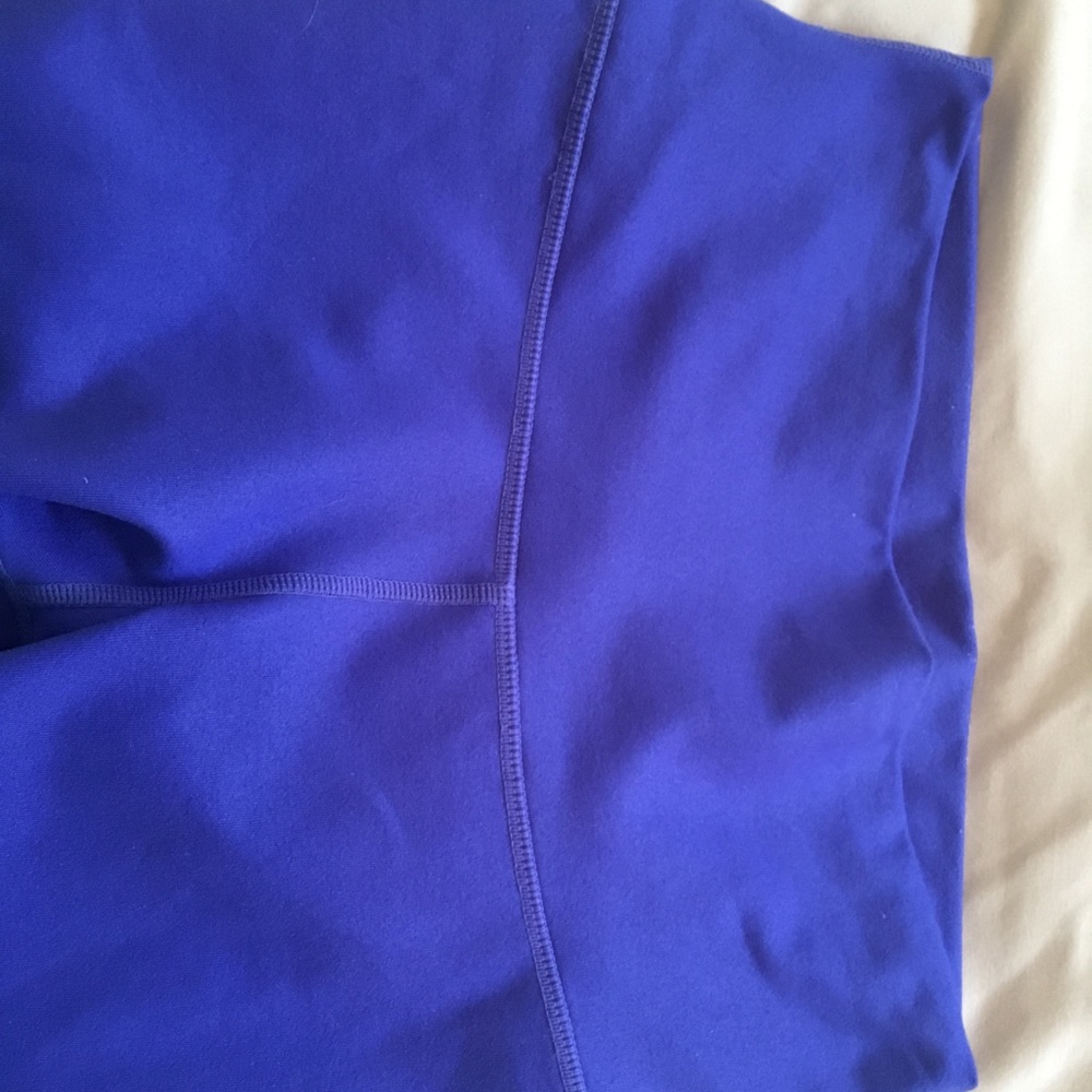 Gently used Alo yoga high waist legging. Size M